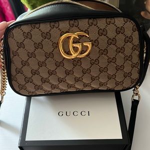 Authentic Gucci shoulder bag with double g emblem. In great condition.